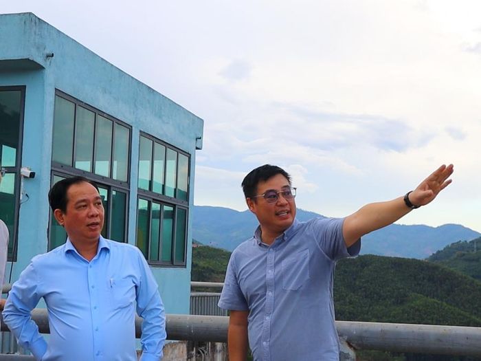 Ông Đỗ Xuân Bình - Giám đốc PV Power DHC (trái) trao đổi thông tin với ông Nguyễn Anh Tuấn - Giám đốc quốc gia của B.Grimm Power tại chuyến khảo sát thực tế lòng hồ của Thủy điện Đakđrinh.