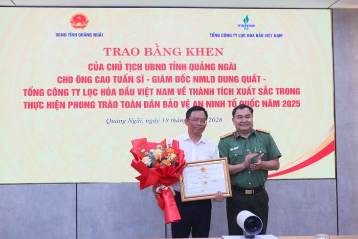 Thừa ủy quyền Chủ tịch UBND tỉnh Quảng Ngãi, Đại tá Huỳnh Tấn Vũ - Trưởng Phòng An ninh kinh tế Công an tỉnh Quảng Ngãi trao tặng bằng khen cho Giám đốc NMLD Dung Quất Cao Tuấn Sĩ vì có thành tích xuất sắc trong phong trào toàn dân bảo vệ an ninh Tổ quốc năm 2025.