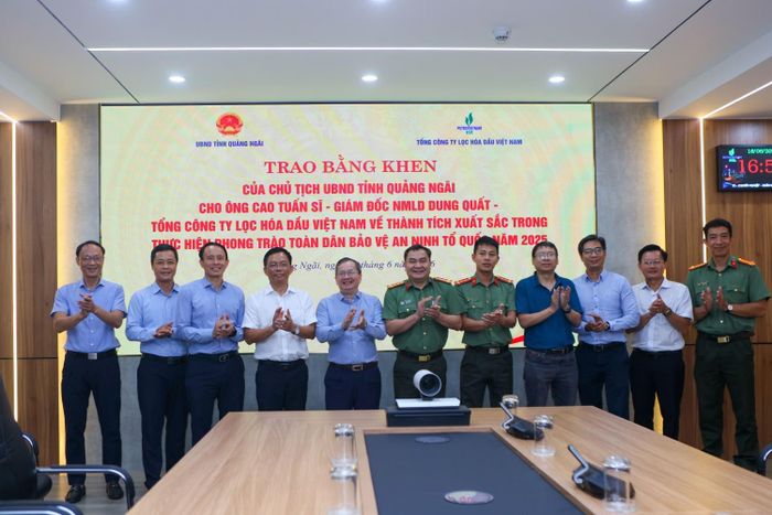 Các đồng chí Phòng An ninh kinh tế Công an tỉnh Quảng Ngãi, Đảng ủy BSR và các ban chức năng BSR chúc mừng Giám đốc NMLD Dung Quất Cao Tuấn Sĩ được vinh danh, tặng bằng khen trong phong trào toàn dân bảo vệ an ninh Tổ quốc năm 2025.