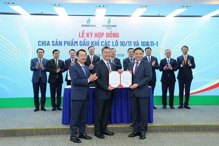 Bộ trưởng Bộ Công Thương Lê Mạnh Hùng trao giấy chứng nhận đầu tư PSC Lô 10/11 và Lô 10&amp;11-1.