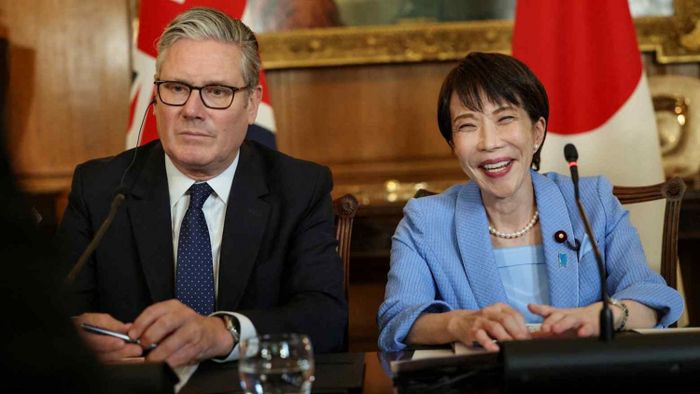 Thủ tướng Anh Keir Starmer và người đồng cấp Nhật Bản Sanae Takaichi tham dự cuộc họp bàn tròn kinh doanh tại London vào ngày 14/6. (Reuters/Pool)