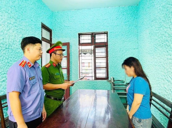 Cơ quan chức năng tống đạt các Quyết định tố tụng đối với Nguyễn Thị Mỹ Lệ. (Ảnh Công an Hà Tĩnh)