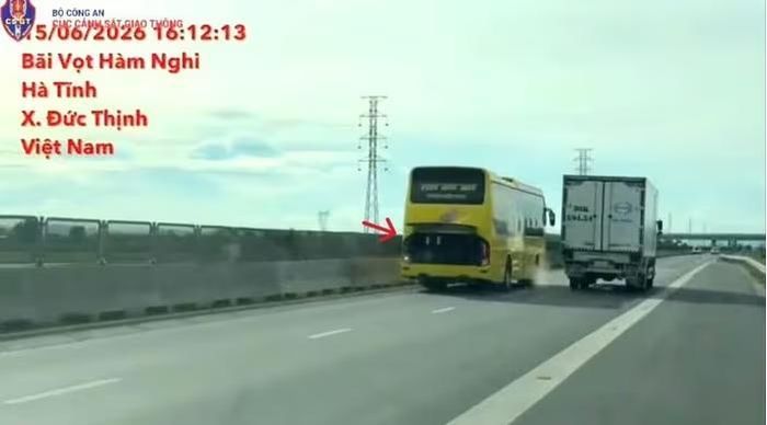 Xe khách với biển số bị che lấp nhằm né tránh sự kiểm tra, giám sát của lực lượng chức năng.