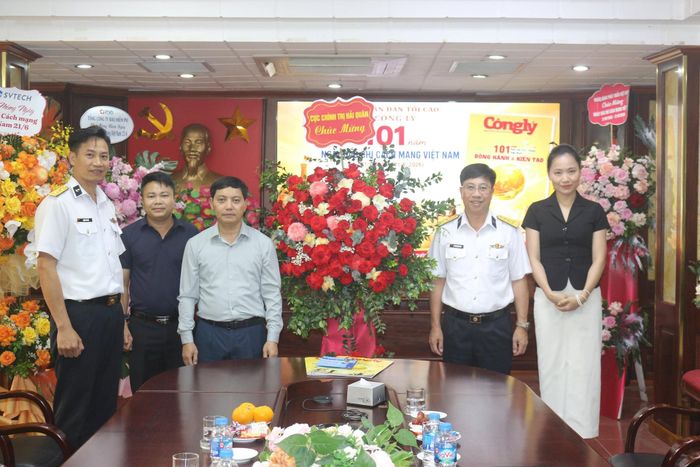 Cục Chính trị Hải quân tặng hoa chúc mừng tập thể những người làm Báo Công lý