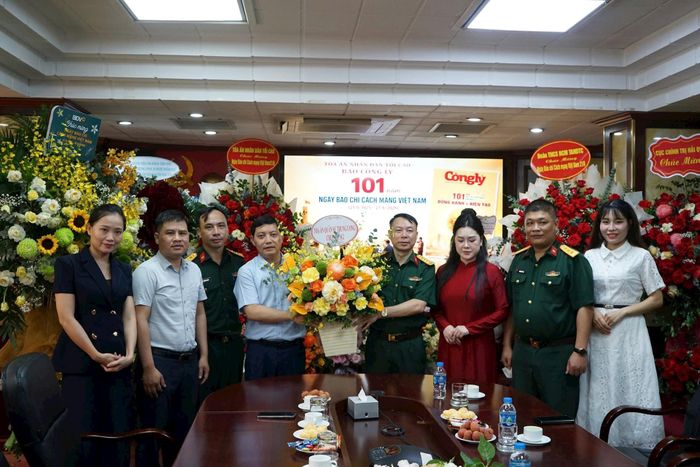 Đại diện Tòa án Quân sự Trung ương tặng hoa chúc mừng Báo Công lý
