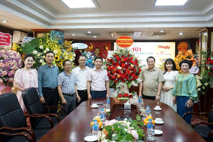 Tòa án nhân dân tối cao tặng hoa chúc mừng tập thể Ban Biên tập, viên chức người lao động Báo Công lý