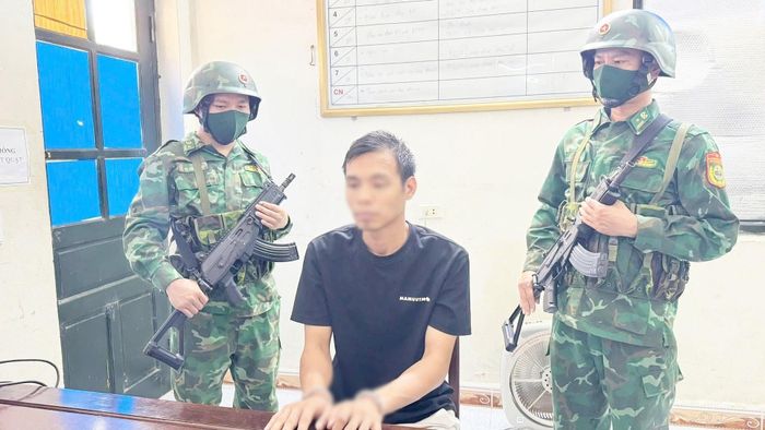 Đối tượng Hoàng Ngọc Phú tại cơ quan điều tra. (Ảnh Thế Mạnh)