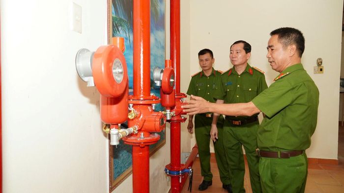 Đại tá Nguyễn Viết Hoàng, Phó Giám đốc Công an thành phố Huế tham quan, kiểm tra trung tâm giáo dục cộng đồng về phòng cháy, chữa cháy và cứu nạn, cứu hộ thành phố Huế.