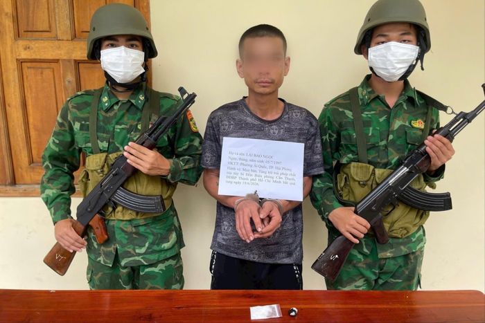 Đối tượng Lại Bảo Ngọc bị lực lượng Bộ đội Biên phòng bắt giữ để điều tra về hành vi tàng trữ trái phép chất ma túy.