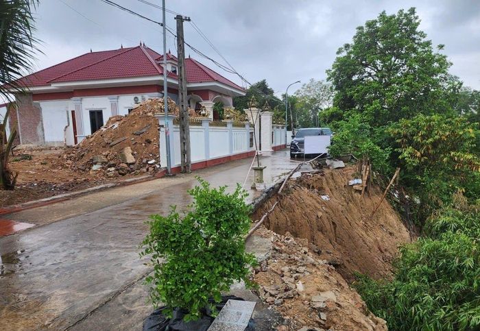 Do thiên tai, sạt lở đe dọa tài sản, an toàn của nhiều hộ dân.