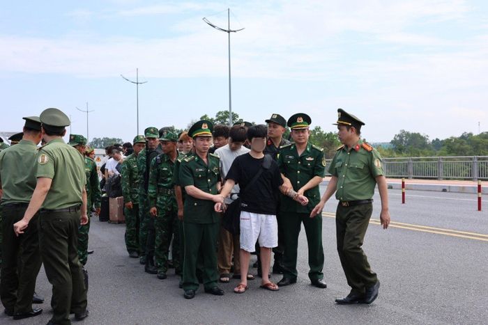 Lực lượng chức năng Việt Nam bàn giao các đối tượng phạm tội cho Công an Trung Quốc.