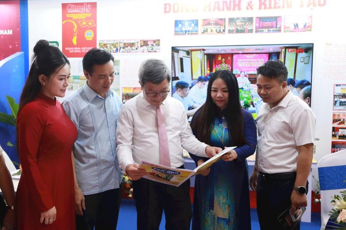 Đồng chí Tống Văn Thanh, Vụ trưởng Vụ Báo chí - Xuất bản, Ban Tuyên giáo và Dân vận Trung ương thăm quan gian trưng bày của Báo Công lý.