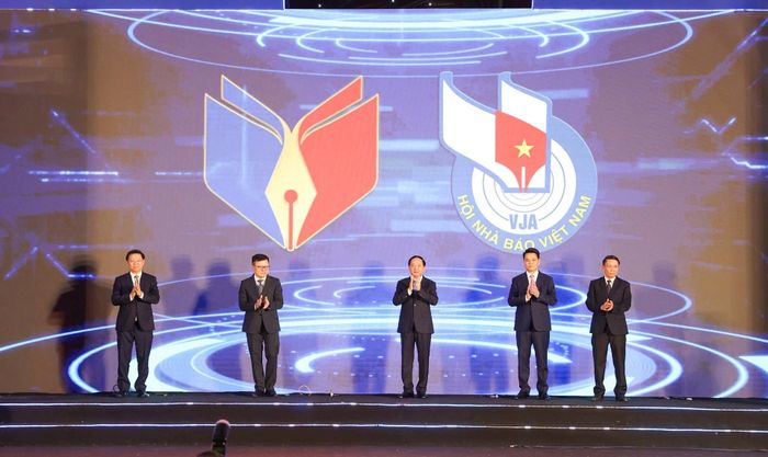 Các đại biểu thực hiện nghi thức khai mạc Hội báo.