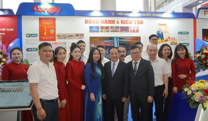 Đồng chí Trịnh Văn Quyết, Ủy viên Bộ Chính trị, Bí thư Trung ương Đảng, Trưởng Ban Tuyên giáo và Dân vận Trung ương và Đồng chí Lê Quốc Minh, Phó Trưởng Ban Tuyên giáo và Dân vận Trung ương, Tổng Biên tập Báo Nhân Dân, Chủ tịch Hội Nhà báo Việt Nam thăm quan gian trưng bày của Báo Công lý.