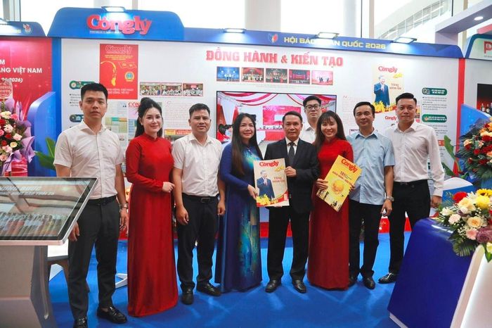 Đồng chí Nguyễn Đức Lợi, Phó Chủ tịch Thường trực Hội Nhà báo Việt Nam thăm quan gian trưng bày của Báo Công lý.
