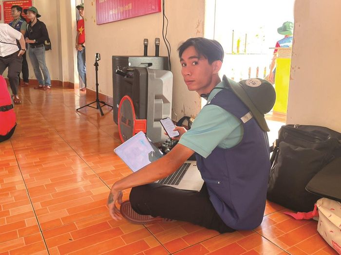 Phóng viên tác nghiệp mọi nơi, mọi lúc.