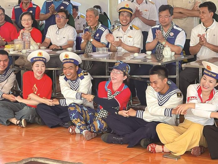 Nụ cười chiến sỹ trong một buổi giao lưu văn nghệ.