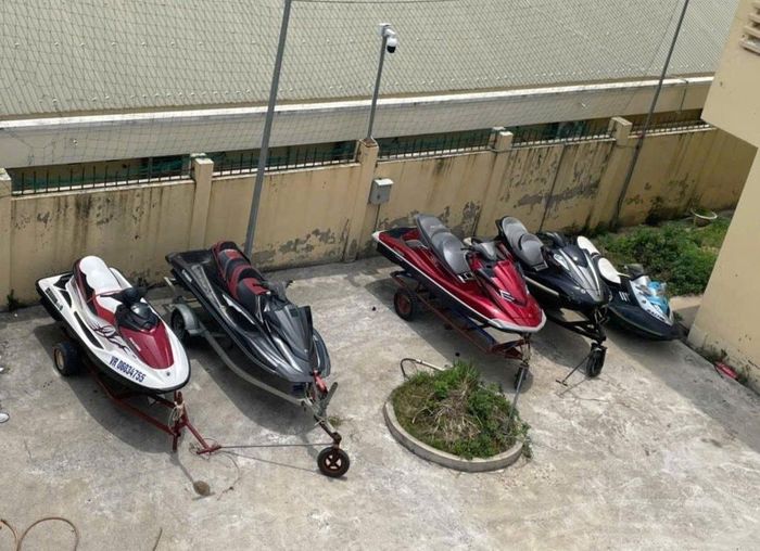 Trước đó, Đội Cảnh sát đường thủy phối hợp với Công an đặc khu Cô Tô đã lập biên bản xử lý 5 cá nhân điều khiển phương tiện mô tô nước vi phạm các quy định bảo đảm an toàn, tạm giữ 5 phương tiện.