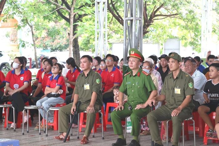 Rất đông người dân xã Bình Khánh tơi tham dự phiên tòa.