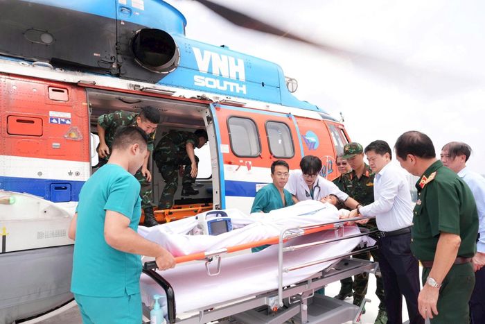 Bệnh nhân được đưa ra khỏi trực thăng.