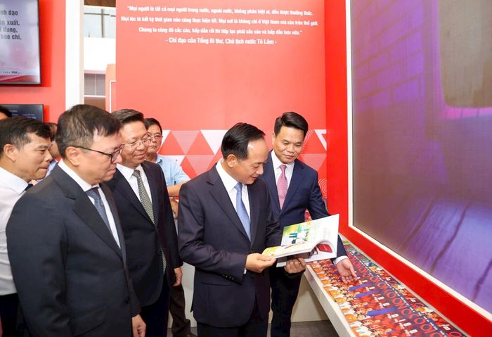 Đồng chí Trịnh Văn Quyết, Ủy viên Bộ Chính trị, Bí thư Trung ương Đảng, Trưởng Ban Tuyên giáo và Dân vận Trung ương cùng các đại biểu thăm quan gian trưng bày của Báo Nhân Dân.