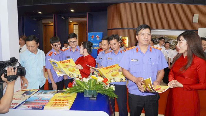Các đại biểu, đại diện các cơ quan, đơn vị và bạn đọc thăm quan gian trưng bày của Báo Công lý.