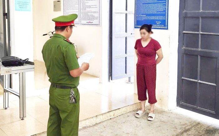 Cơ quan chức năng tống đạt các Quyết định tố tụng đối với Trương Thị Loan.