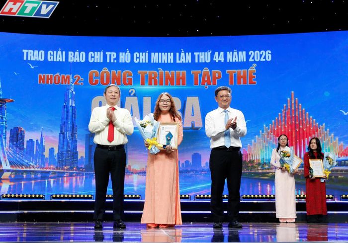 Đại diện nhóm tác giả đoạt giải Ba, nhóm Công trình tập thể