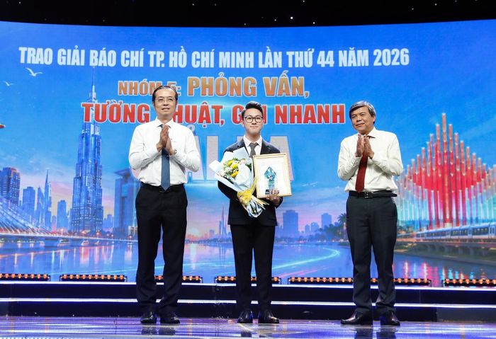 Đại diện nhóm tác giả đoạt giải Ba nhóm thể loại Phỏng vấn, tường thuật, ghi nhanh