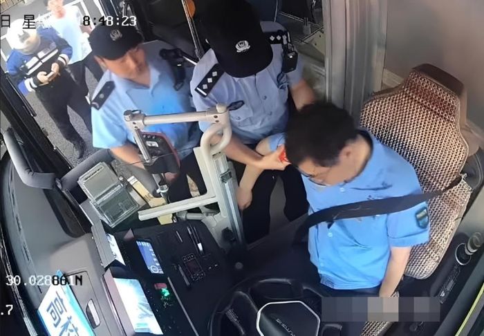 Trước khi gục ngã hoàn toàn, tài xế xe buýt vẫn cố gắng đảm bảo an toàn cho toàn bộ hành khách trên xe. Ảnh: Sohu