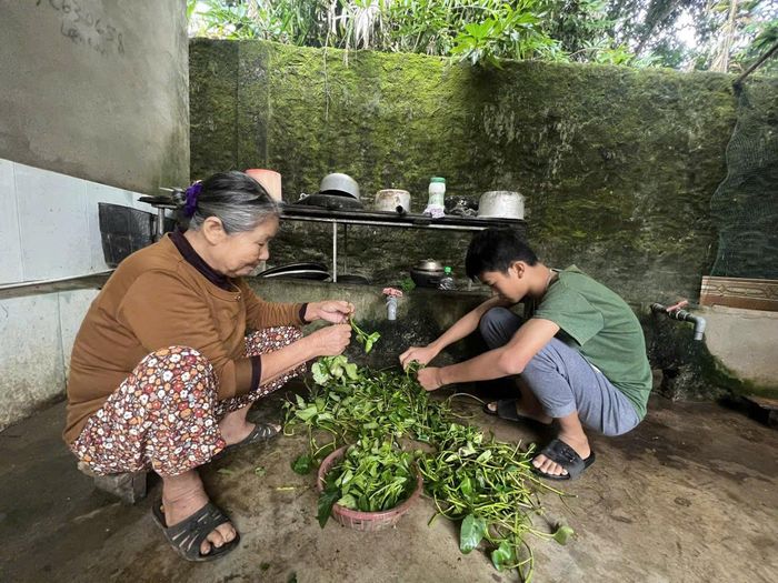 Từ khi chị Thủy lâm bệnh, con trai Anh Tú được gửi về quê ở cùng ông bà nội đã ngoài 70 tuổi. Ảnh: T.Lương