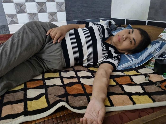 Phòng trọ chật hẹp trở thành nơi người phụ nữ nghèo gắn bó suốt nhiều năm chống chọi với bệnh tật. Ảnh: T.Lương