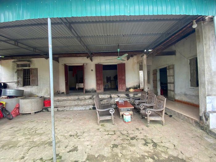 Ngôi nhà xập xệ của gia đình chị Thủy. Ảnh: T.Lương