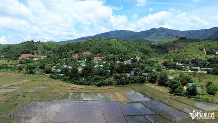 Xã Đăk Tờ Kan sắp xếp từ 16 thôn thành 5 thôn. Khó khăn nhất hiện nay là nguồn cán bộ ở các thôn chưa đạt chuẩn về trình độ theo quy định. Ảnh: Ngọc Chí
