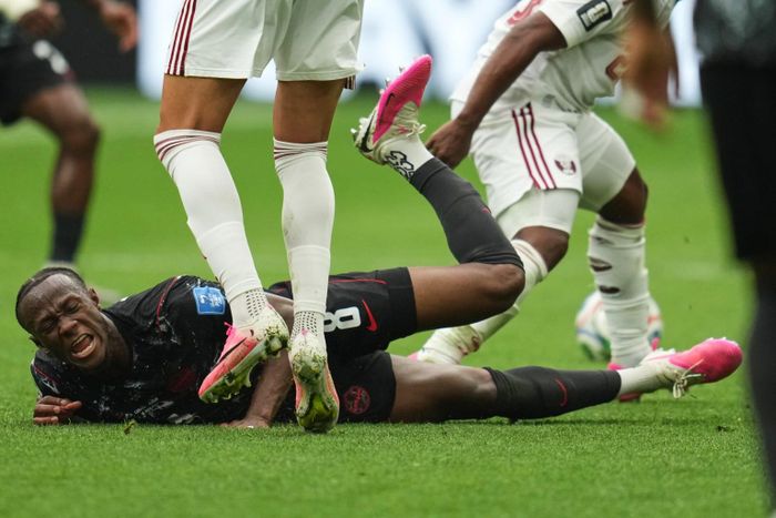 Ismael Kone nằm sân vì đau đớn