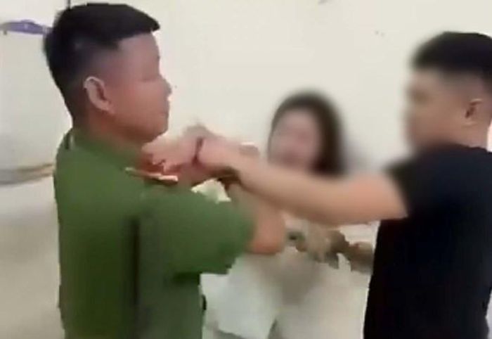 Người phụ nữ liên tục chửi bới, xô đẩy và hành hung chiến sĩ công an. Ảnh: Cắt từ clip