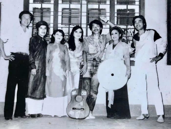 Ảnh chụp năm 1986 tại Huế. Các nghệ sĩ trong ảnh gồm: NSND Thu Hiền, NSND Trung Đức, NSND Kiều Hưng, NSND Bích Liên, nhạc sĩ Trần Tiến.