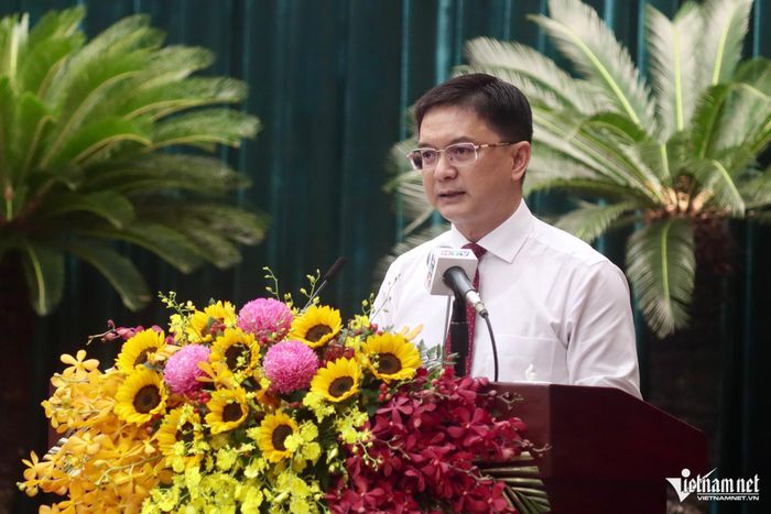 Phó chủ tịch UBND TPHCM Nguyễn Mạnh Cường trình bày về chủ trương đầu tư dự án chỉnh trang khu Mả Lạng (phường Cầu Ông Lãnh) và Chợ Gà - Gạo (phường Bến Thành). Ảnh: Phước Sáng