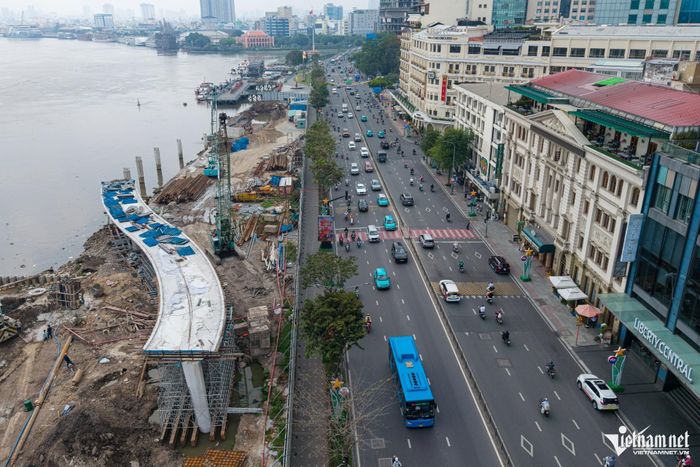 Khu vực Bến Bạch Đằng hiện đang xây dựng cầu đi bộ vượt sông Sài Gòn. Ảnh: Nguyễn Huế