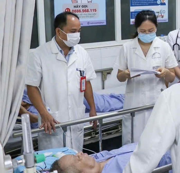 TS.BS Tạ Quang Thành thăm khám bệnh nhân. Ảnh: Quang Anh