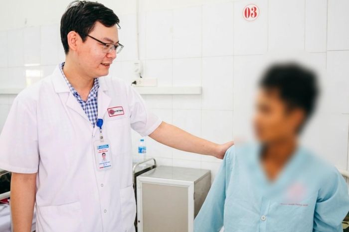 Thầy thuốc thăm khám cho anh K. đang điều trị tại bệnh viện. Ảnh: BVCC