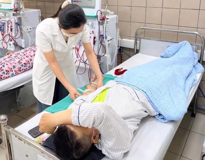 Bệnh nhân lọc máu tại BV Bạch Mai. Ảnh: BVCC