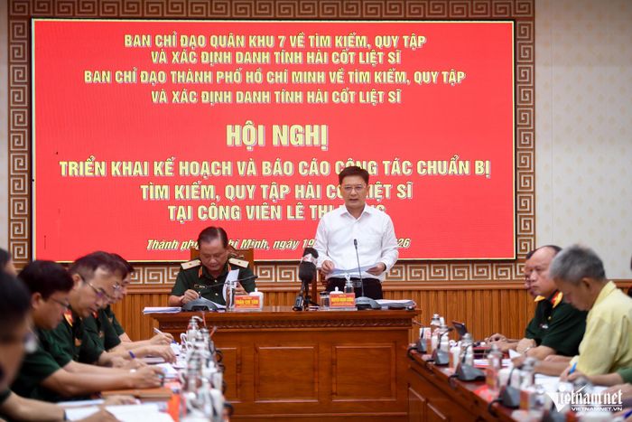Thiếu tướng Trần Chí Tâm, Phó Chính ủy Quân khu 7 và Phó Chủ tịch UBND TPHCM Nguyễn Mạnh Cường chủ trì hội nghị. Ảnh: Nguyễn Huế