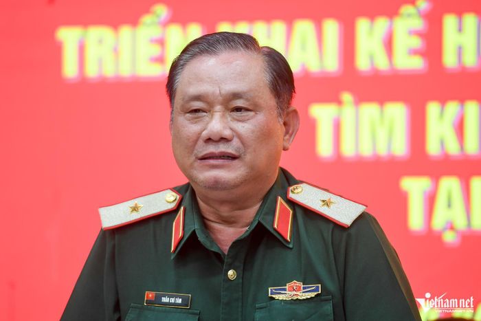 Thiếu tướng Trần Chí Tâm, Phó Chính ủy Quân khu 7, Trưởng Ban Chỉ đạo 515 phát biểu tại hội nghị. Ảnh: Nguyễn Huế