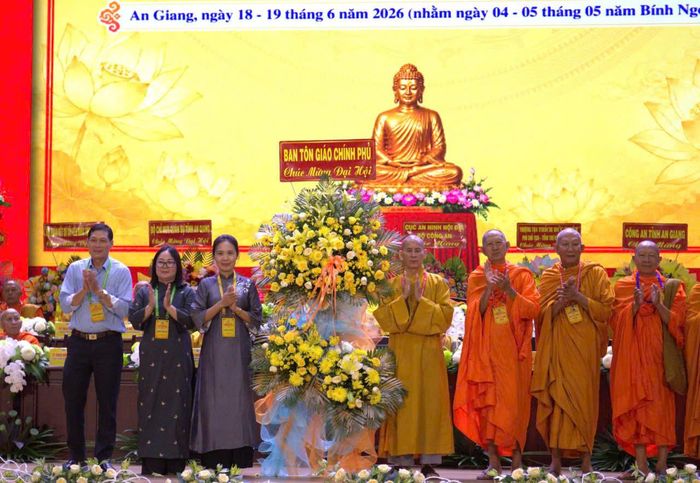 Đại diện Ban Tôn giáo Chính Phủ (Bộ Dân tộc và Tôn giáo) tặng hoa chúc mừng đại hội.