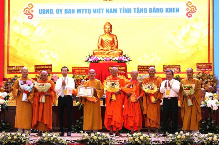 Lãnh đạo tỉnh An Giang tặng bằng khen cho các tập thể, cá nhân.
