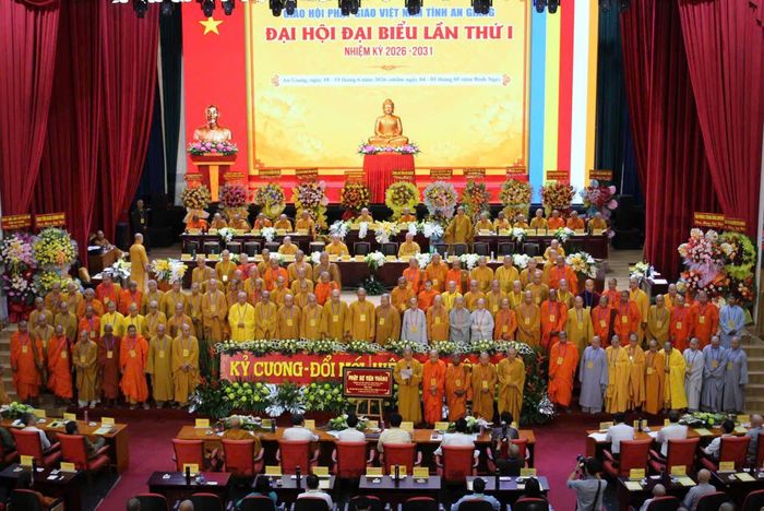 Ban trị sự nhiệm kỳ mới ra mắt đại hội.