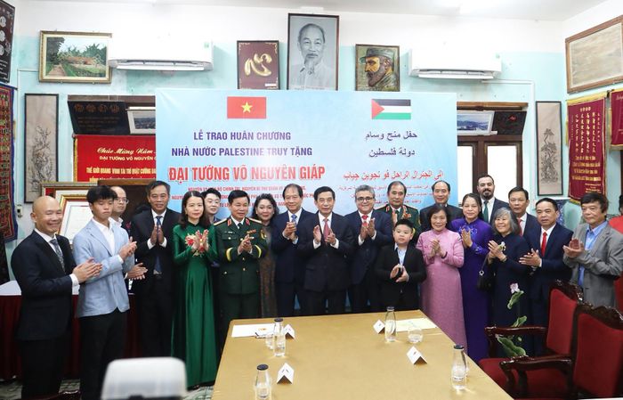 Phó Thủ tướng, Bộ trưởng Quốc phòng Phan Văn Giang cùng đại biểu và thân nhân gia đình Đại tướng Võ Nguyên Giáp tại buổi Lễ. Ảnh: BNG