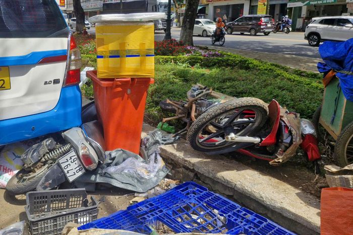 Taxi cùng hai xe máy hư hỏng sau va chạm. Ảnh: Khánh Ngọc
