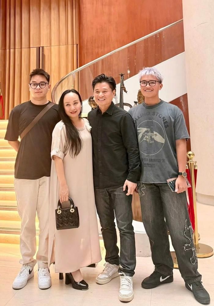Cặp đôi NSND Tấn Minh - Thu Huyền hạnh phúc vì được 2 con trai tháp tùng bố mẹ đến thưởng thức 1 đêm nhạc. 